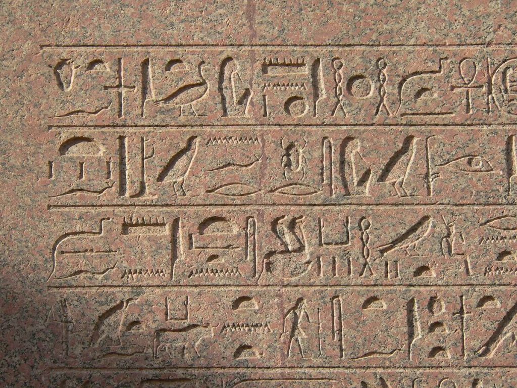 Jeroglíficos inscritos en el obelisco de Hatshepsut.