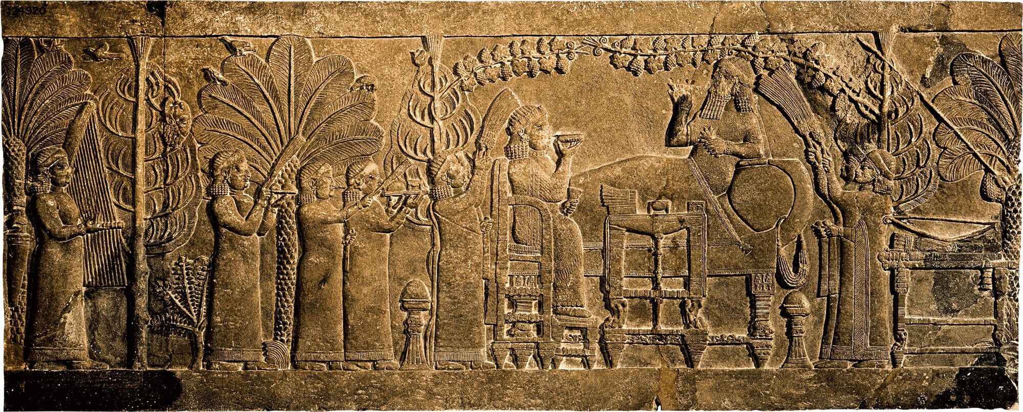 relieve asirio, le cual muestra el episodio en el que Assurbanipal y su esposa celebran la victoria contra Elam