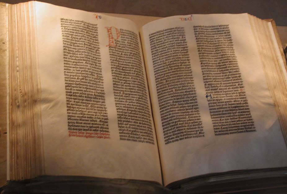 Copia de una Biblia de Gutenberg. 