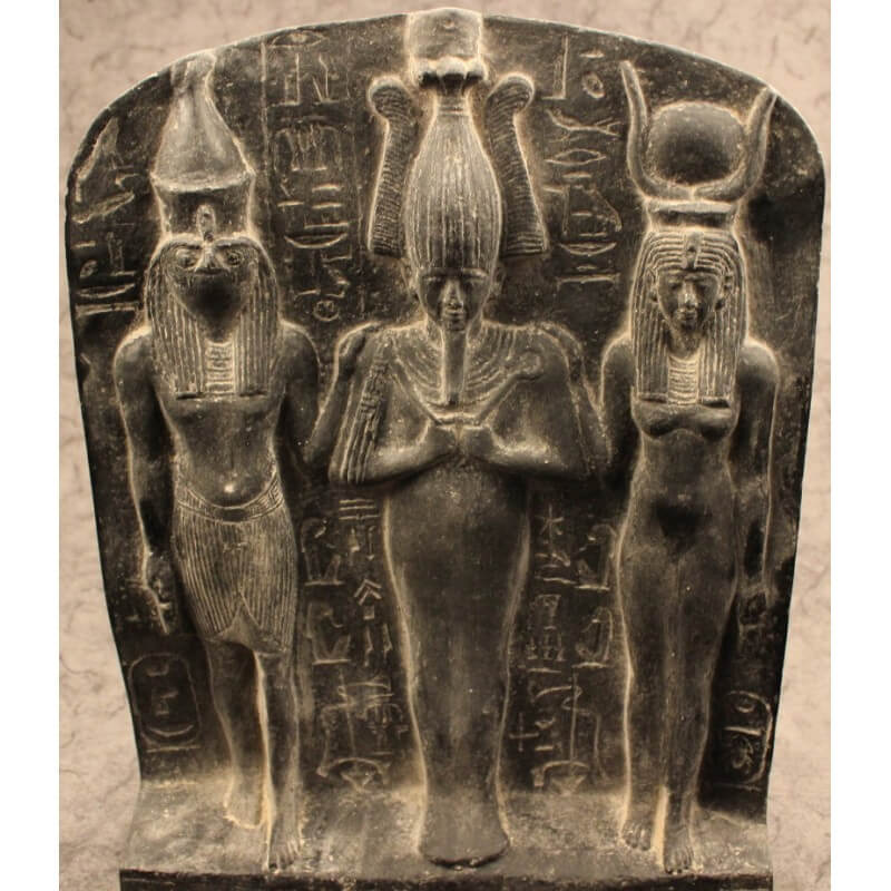 Isis, su esposo Osiris y su hijo Horus