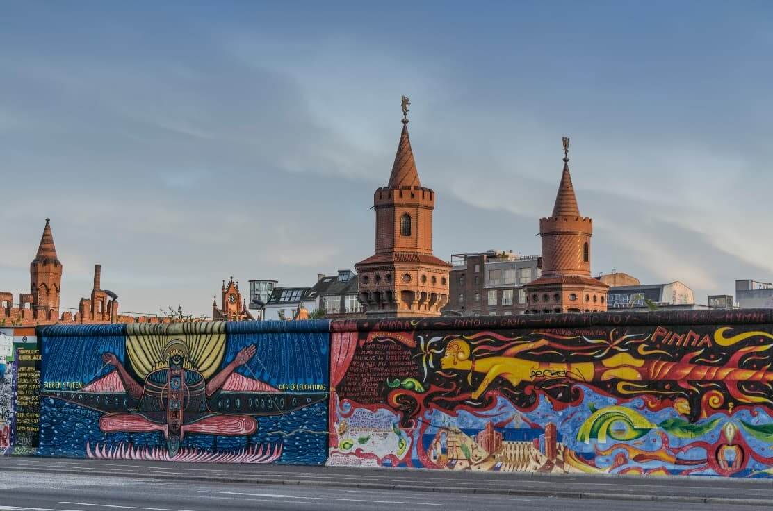Restos del Muro de Berlín diseminado en todas partes del mundo.