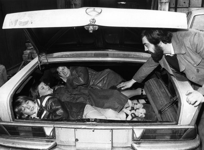 Alfine Fuad muestra cómo saca de contrabando a su familia de Berlín Oriental por Checkpoint Charlie en 1976.