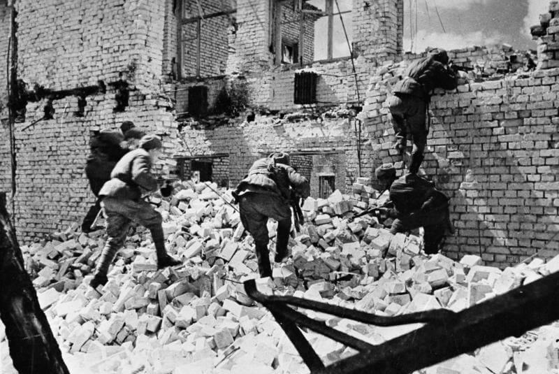Soldados soviéticos combatiendo en Stalingrado.