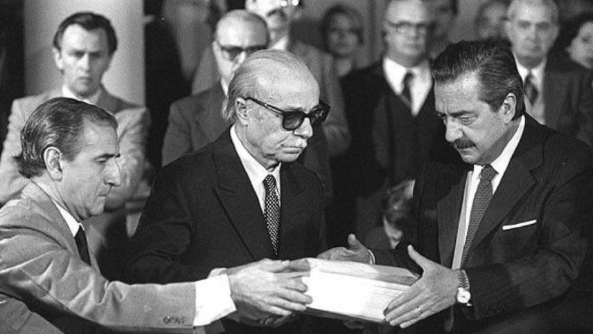 Ernesto Sábato le entrega al presidente Alfonsín el informe dela CONADEP.