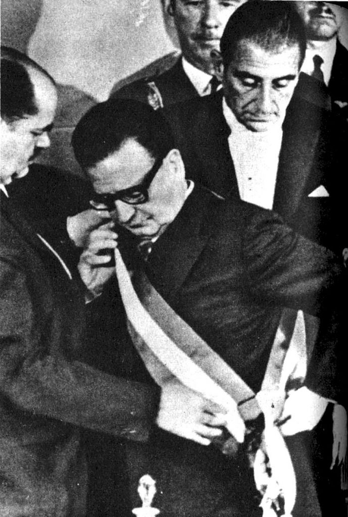 Allende asumiendo como presidente, 1970.