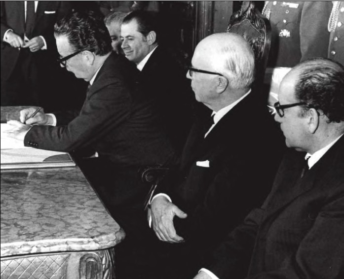 Allende firma el decreto que nacionaliza el cobre.